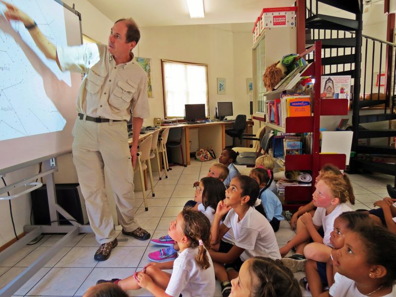 Stephan Martin teaching primary school students about astronomy